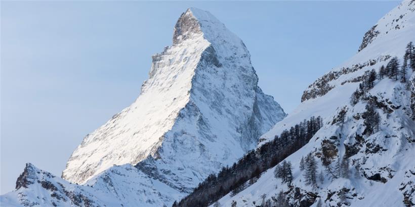 Die Ost-, Nord- und Westwand des Matterhorns liegen auf schweizerischem, die Süd...