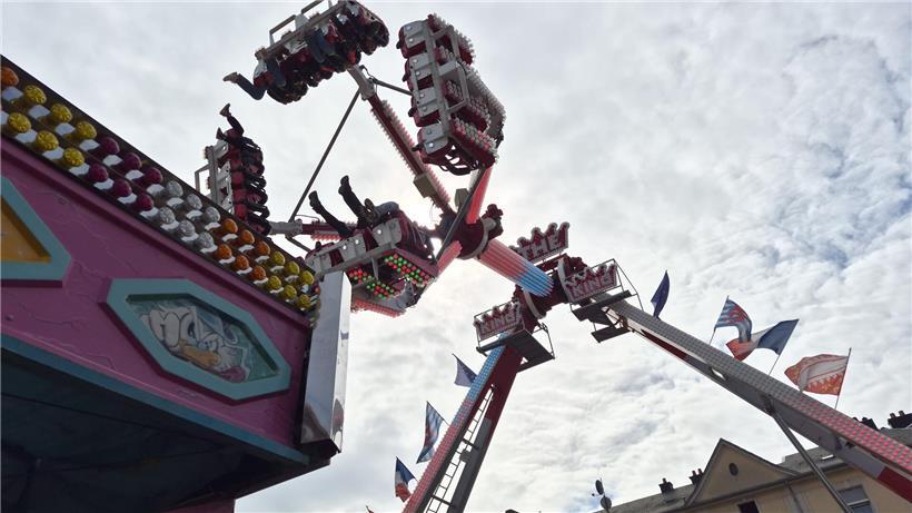 Großes Fahrgestell auf engem Festplatz bei der Ouschterkiermes, traditionelle Luxemburger Osterkirmes im Umzug