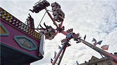 Großes Fahrgestell auf engem Festplatz bei der Ouschterkiermes, traditionelle Luxemburger Osterkirmes im Umzug