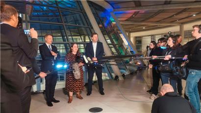 Die Partei-Vorsitzenden der Ampel-Koalition: Ricarda Lang (M.), Christian Lindner (l.) und Lars Klingbeil vergangene Woche in Berlin nach einer sehr langen Sitzung des Koalitionsausschusses
