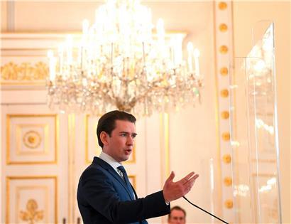 Die Partei des österreichischen Kanzlers Sebastian Kurz, die ÖVP, versucht die Arbeit der Justiz im Land zu behindern und zu diskreditieren. Und folgt damit dem Beispiel des zunehmend in eine Autokratie abdriftenden ungarischen Nachbarn.
