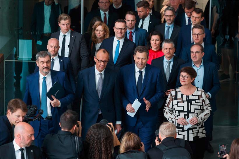 Die Parteichefs von CDU/CSU und SPD sowie ihr Gefolge am Mittwoch vor der Vorstellung des Koalitionsvertrags in Berlin
