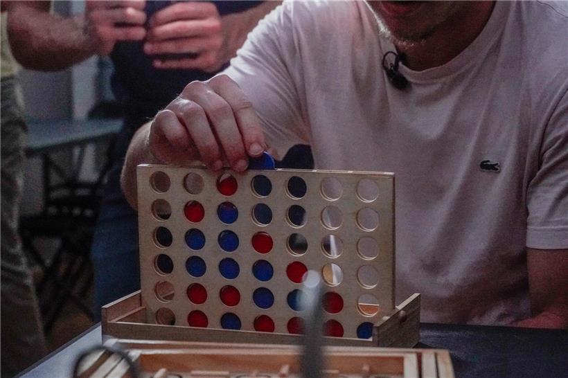 Vier gewinnt Spiel mit verschwitzten Händen, intensives Strategiespiel für geselligen Spielabend