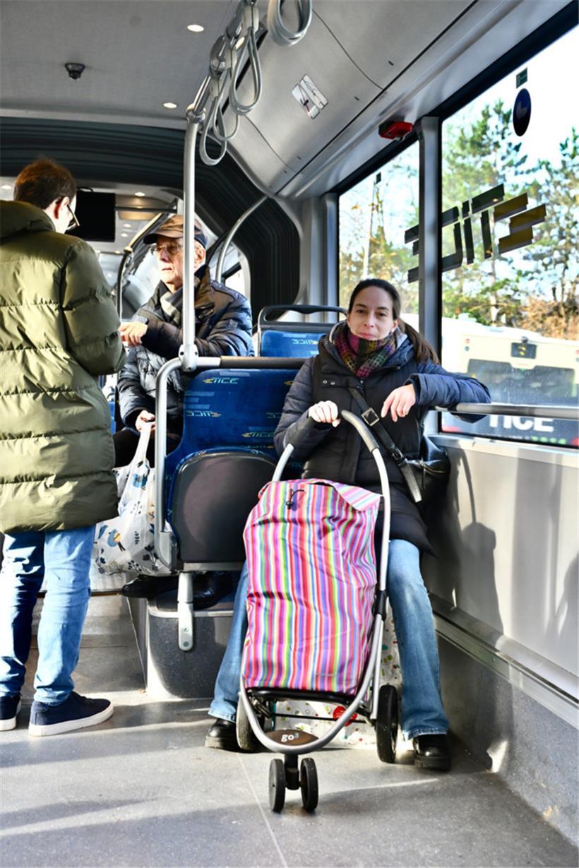 Die Passagiere im Bus sind unzufrieden mit den Änderungen
