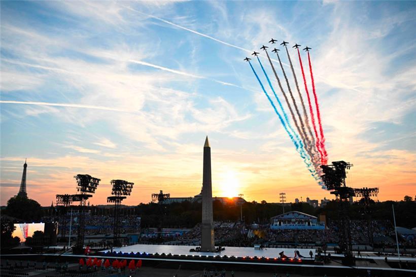 Die „Patrouille de France“ überfliegt zur Eröffnung der Spiele den Obelisken von...