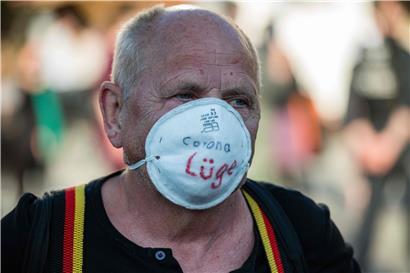 Die Pegida-Bewegung hat sich neben anderen rechten Zusammenschlüssen an die Corona-Proteste drangehängt
