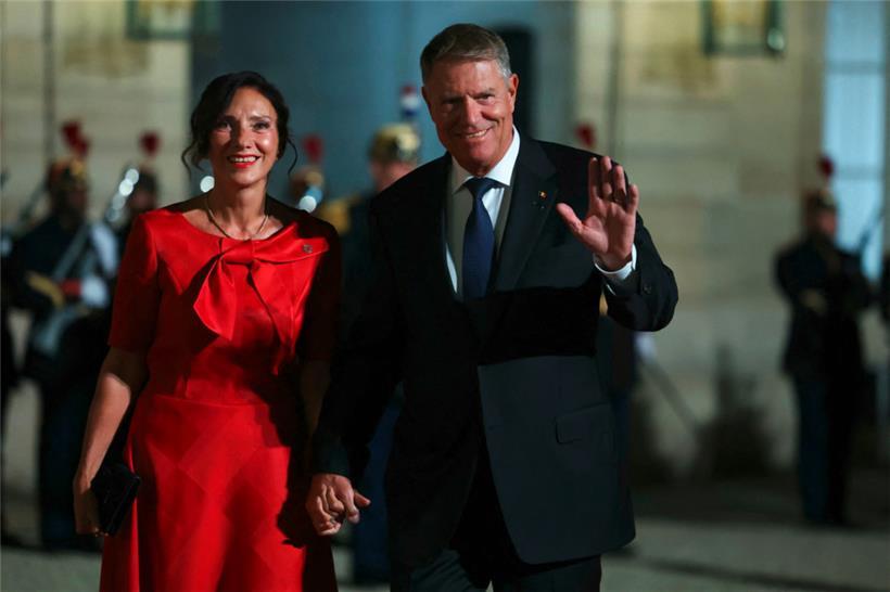Die Person des scheidenden Präsidenten Klaus Werner Johannis – hier mit Ehefrau Carmen Johannis – sorgt in der regierenden Koalition für Spannungen
