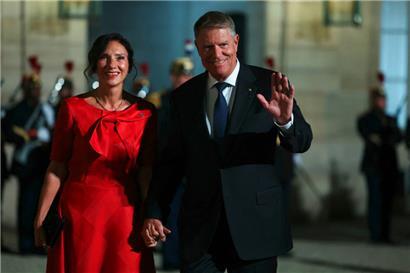 Die Person des scheidenden Präsidenten Klaus Werner Johannis – hier mit Ehefrau Carmen Johannis – sorgt in der regierenden Koalition für Spannungen

