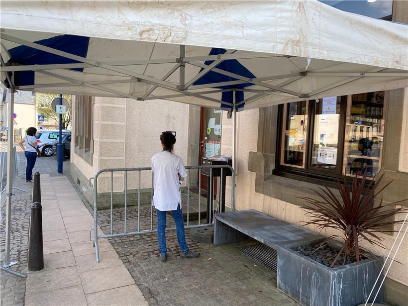 Die „Pharmacie Bruck“ verfügt über drei „Guichets“