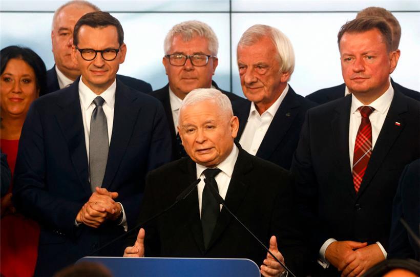 Die PiS-Rechtspopulisten rund um ihren Parteichef Jaroslaw Kaczynski (Mitte) wollen die Regierungsmacht nicht so schnell aufgeben
