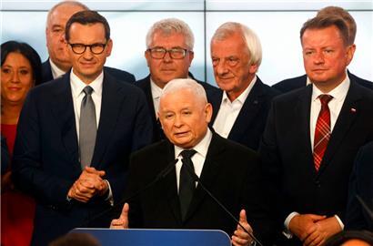 Die PiS-Rechtspopulisten rund um ihren Parteichef Jaroslaw Kaczynski (Mitte) wollen die Regierungsmacht nicht so schnell aufgeben
