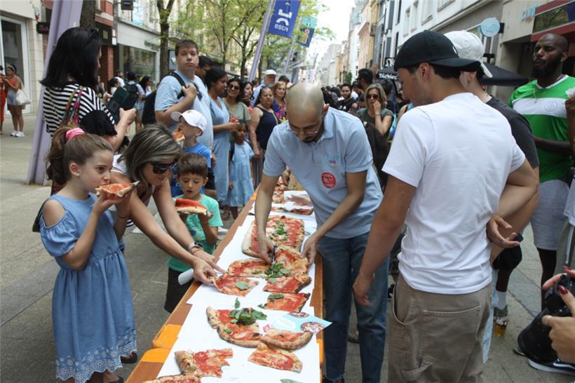 Die Pizza hatte nicht nur eine Rekordlänge, sie wurde auch rekordverdächtig schnell verputzt

