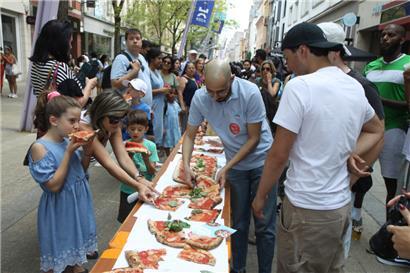 Die Pizza hatte nicht nur eine Rekordlänge, sie wurde auch rekordverdächtig schnell verputzt
