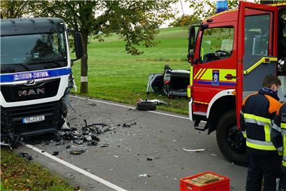 Die Pkw-Fahrerin hat den Zusammenstoß mit dem Lastkraftwagen nicht überlebt
