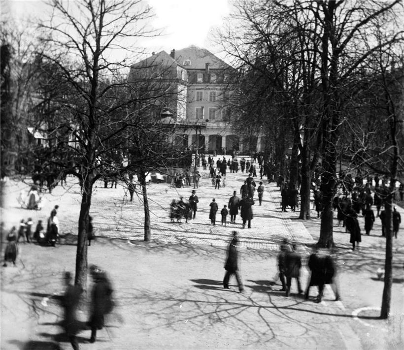 Historische Schwarzweißaufnahme der Plëss im Jahr 1895 mit traditioneller Architektur und Umgebung