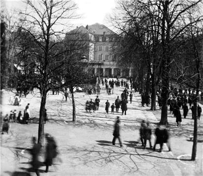 Historische Schwarzweißaufnahme der Plëss im Jahr 1895 mit traditioneller Architektur und Umgebung