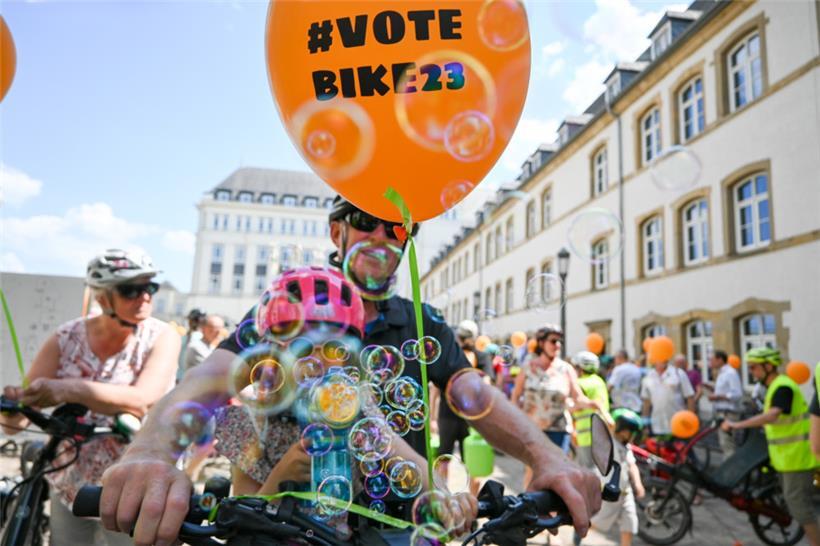 Die Politik soll das Thema Radwege auf dem Schirm haben, fordern die Teilnehmer der Demo
