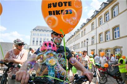 Die Politik soll das Thema Radwege auf dem Schirm haben, fordern die Teilnehmer der Demo
