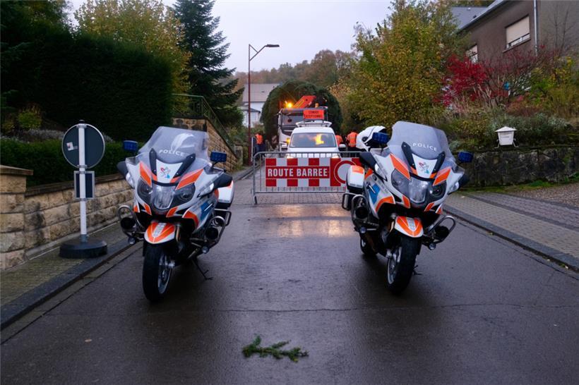 Die Polizei begleitet den Transport der Tanne von Schifflingen in die Hauptstadt