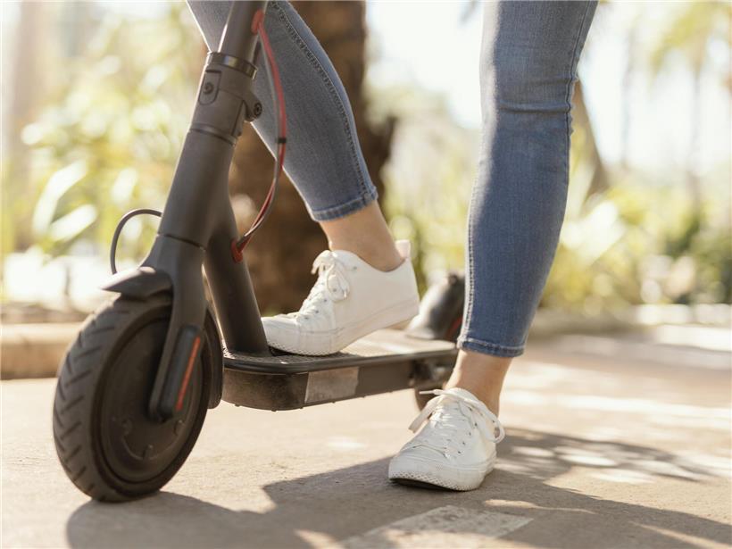 Polizei beschlagnahmt getunten E-Scooter bei Verkehrskontrolle, Sicherheitsrisiko durch illegale Modifikation