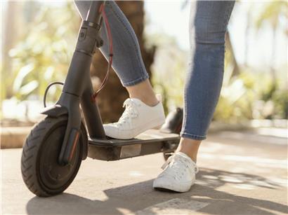 Polizei beschlagnahmt getunten E-Scooter bei Verkehrskontrolle, Sicherheitsrisiko durch illegale Modifikation