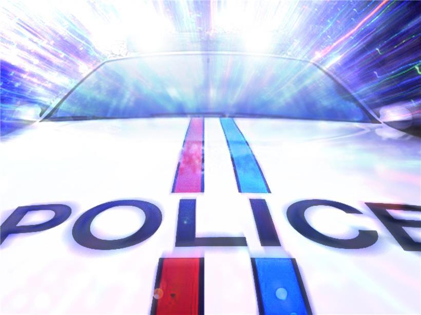 Polizeiwagen mit Blaulicht bei Einsatz, Hinweisaufruf nach Fahrerflucht für Verkehrssicherheit