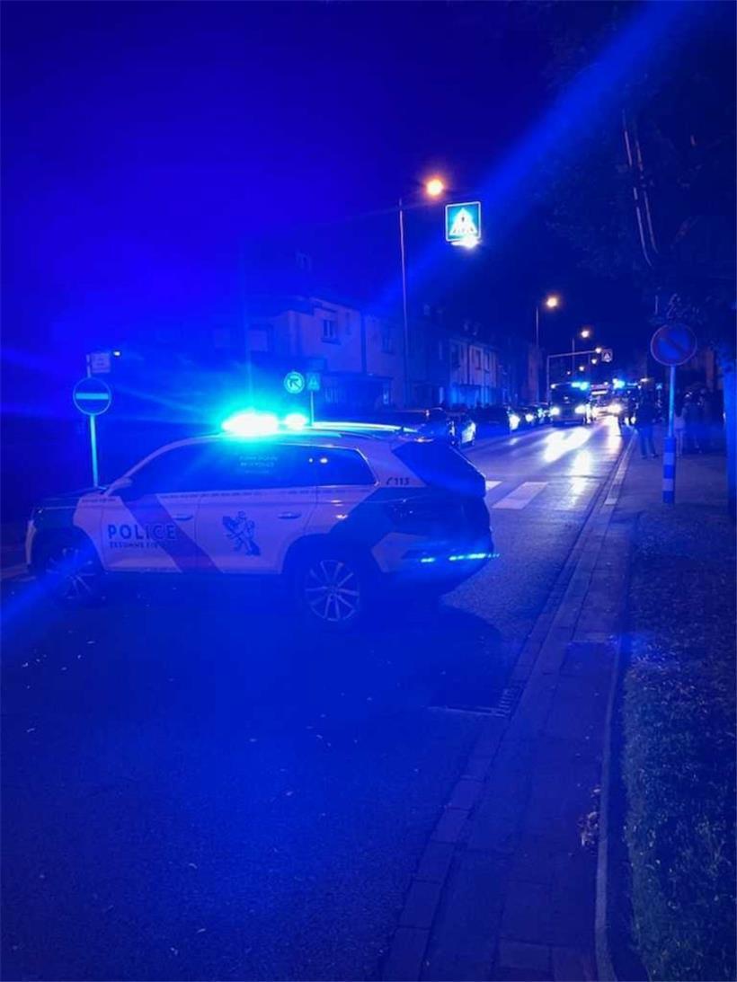 Die Polizei erstellt vor Ort ein Unfallprotokoll
