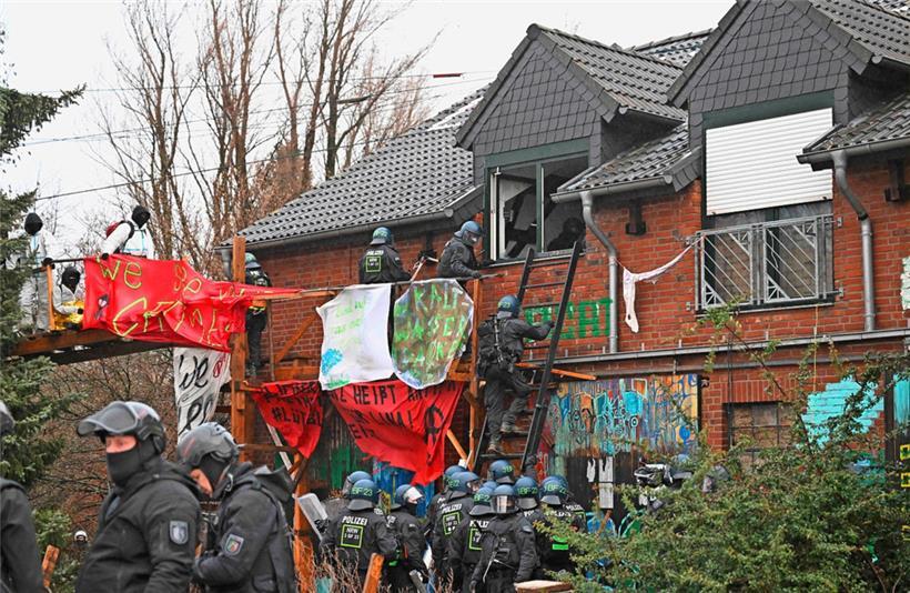 Die Polizei evakuiert am 12. Januar 2023 ein von Umweltschützern besetztes Haus im westdeutschen Dorf Lützerath
