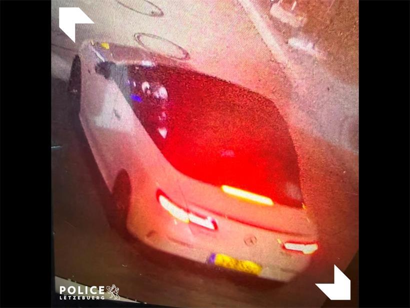 Die Polizei fahndet nach einem weißen Mercedes