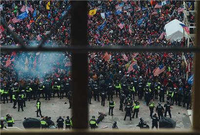 Die Polizei hält Anhänger von US-Präsident Donald Trump zurück, die sich am 6. Januar 2021 in Washington, DC, vor der Rotunde des US-Kapitols versammeln
