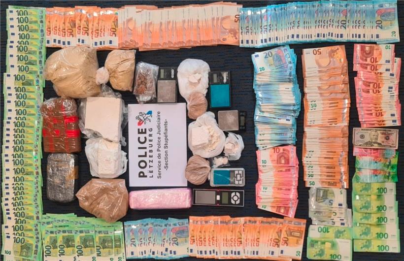 Die Polizei hat 4,5 Kilo Drogen und rund 26.000 Euro konfisziert
