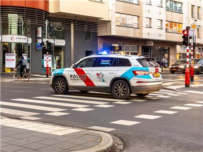 Polizeiwagen vor Gebäude in Kirchberg nach gemeldetem Diebstahl am Tatort
