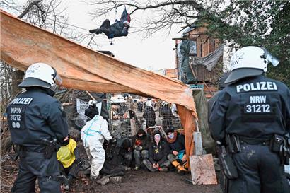 Die Polizei hat am Mittwoch mit der Räumung des Braunkohle-Dorfes Lützerath begonnen
