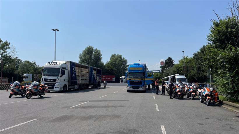 Die Polizei hat bei Verkehrskontrollen 30 Lkws und zwei Lieferwagen kontrolliert 
