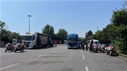 Die Polizei hat bei Verkehrskontrollen 30 Lkws und zwei Lieferwagen kontrolliert 
