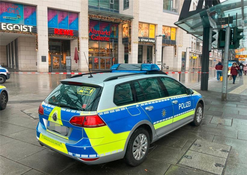 Die Polizei hat die Dresdener Altmarkt-Galerie aufgrund einer Geiselnahme abgesperrt
