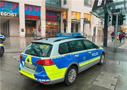 Die Polizei hat die Dresdener Altmarkt-Galerie aufgrund einer Geiselnahme abgesperrt
