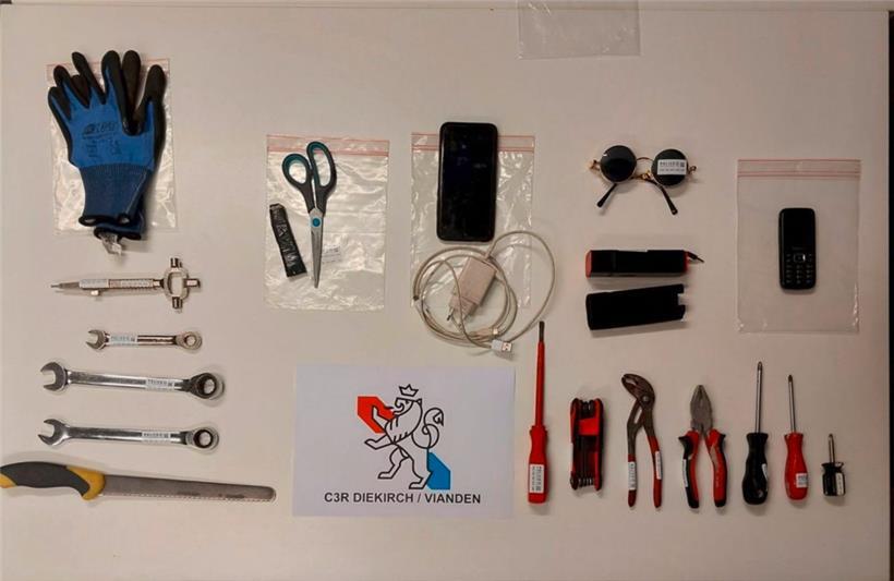 Die Polizei hat diverse Werkzeuge, Mobiltelefone und eine Sonnenbrille beschlagn...