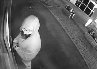 Die Polizei hat im Zusammenhang mit zwei Überfällen vom Dienstagabend in Strassen mehrere Fotos von einem Verdächtigen veröffentlicht
