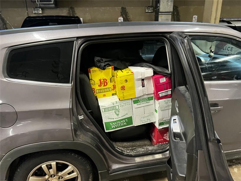 Die Polizei hat in Ettelbrück einen kuriosen Fund gemacht: Zwei Autos vollgepackt mit Alkoholkisten
