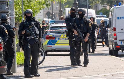 Die Polizei hat in der Münchner Innenstadt bei einem größeren Einsatz in der Nähe des israelischen Generalkonsulats eine verdächtige Person niedergeschossen

