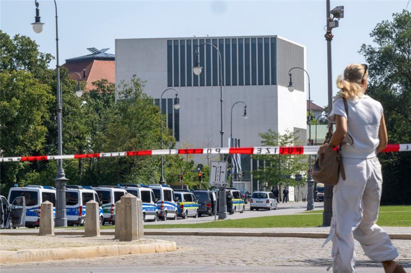 Die Polizei hat in der Münchner Innenstadt bei einem größeren Einsatz in der Nähe des Israelischen Generalkonsulats und des NS-Dokumentationszentrums eine verdächtige Person niedergeschossen
