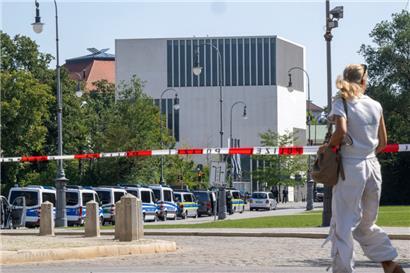 Die Polizei hat in der Münchner Innenstadt bei einem größeren Einsatz in der Nähe des Israelischen Generalkonsulats und des NS-Dokumentationszentrums eine verdächtige Person niedergeschossen
