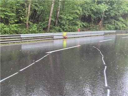Polizeimarkierungen auf der Straße nach tödlichem Unfall beim Hill Race Eschdorf mit verstorbenem Streckenposten