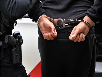 Zwei festgenommene Tatverdächtige bei Polizeieinsatz am Tatort