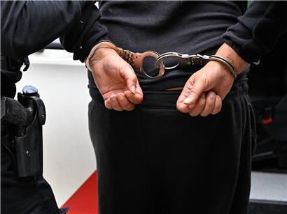 Zwei festgenommene Tatverdächtige bei Polizeieinsatz am Tatort