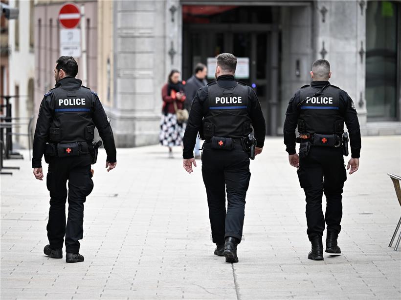 Polizeieinsatz in der Nacht zum Sonntag mit Einsatzfahrzeugen und Beamten im Einsatzgebiet