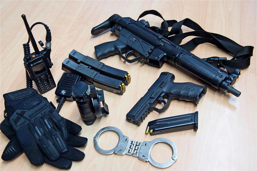 Die Polizei ist bewaffnet, um sich notfalls damit zu verteidigen. Doch was ist notfalls? Wann geschieht der Gebrauch der Dienstwaffe in Notwehr? Mit dieser Frage muss sich die Kriminalkammer des Luxemburger Gerichts zurzeit beschäftigen. Hintergrund ist ein tödlicher Schuss aus einer Polizeipistole im April 2018 in Bonneweg.
