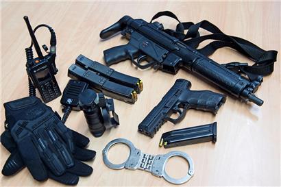 Die Polizei ist bewaffnet, um sich notfalls damit zu verteidigen. Doch was ist notfalls? Wann geschieht der Gebrauch der Dienstwaffe in Notwehr? Mit dieser Frage muss sich die Kriminalkammer des Luxemburger Gerichts zurzeit beschäftigen. Hintergrund ist ein tödlicher Schuss aus einer Polizeipistole im April 2018 in Bonneweg.
