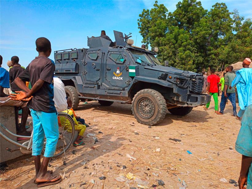 Die Polizei ist mit einem gepanzerten Fahrzeug im nigerianischen Bundesstaat Borno unterwegs, wo Dschihadisten-Milizen die Bevölkerung terrorisieren
